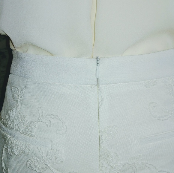 Zara Basic Floral Dress Shorts w/ Knit Embroidery - Picture 4 of 8